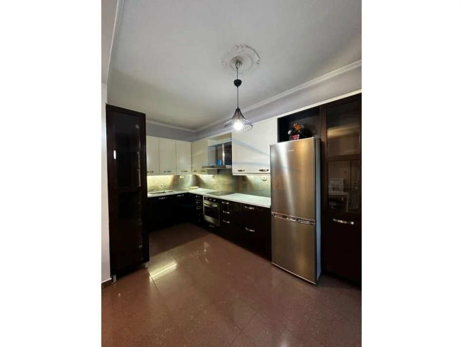 Tirane, jepet me qera apartament 2+1+Ballkon , 135 m² 800 € (Pazari i Ri)