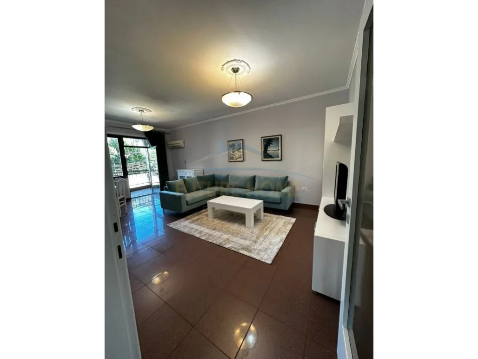 Tirane, jepet me qera apartament 2+1+Ballkon , 135 m² 800 € (Pazari i Ri)