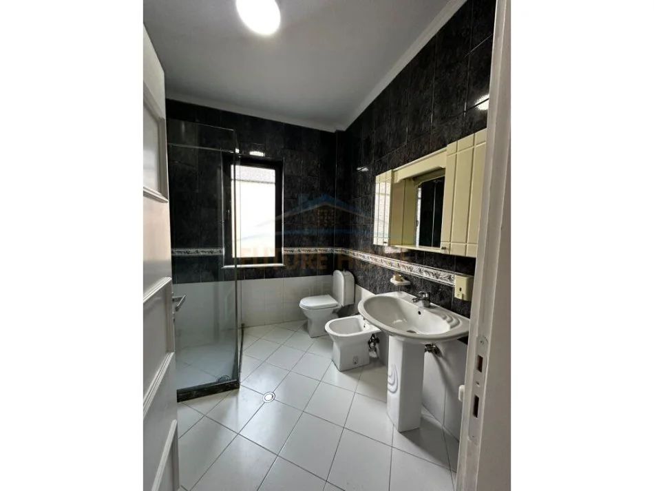 Tirane, jepet me qera apartament 2+1+Ballkon , 135 m² 800 € (Pazari i Ri)