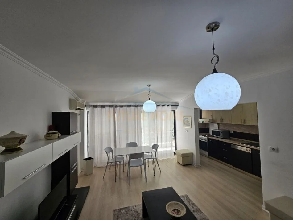 Tirane, jepet me qera apartament 2+1 Kati 3, 112 m² 800 € (Blloku)