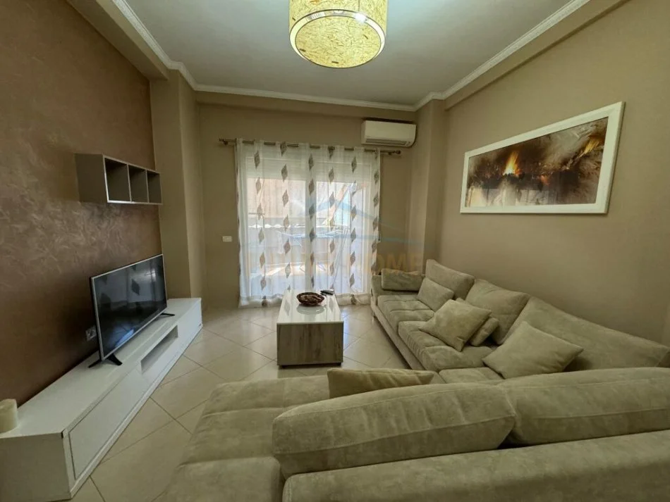 Tirane, jepet me qera apartament 1+1+Ballkon Kati 2, 80 m² 550 € (Komuna e Parisit)