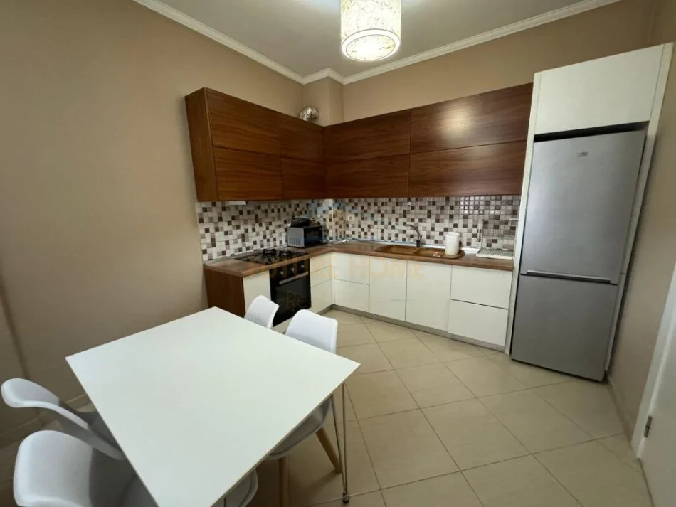 Tirane, jepet me qera apartament 1+1+Ballkon Kati 2, 80 m² 550 € (Komuna e Prisit)