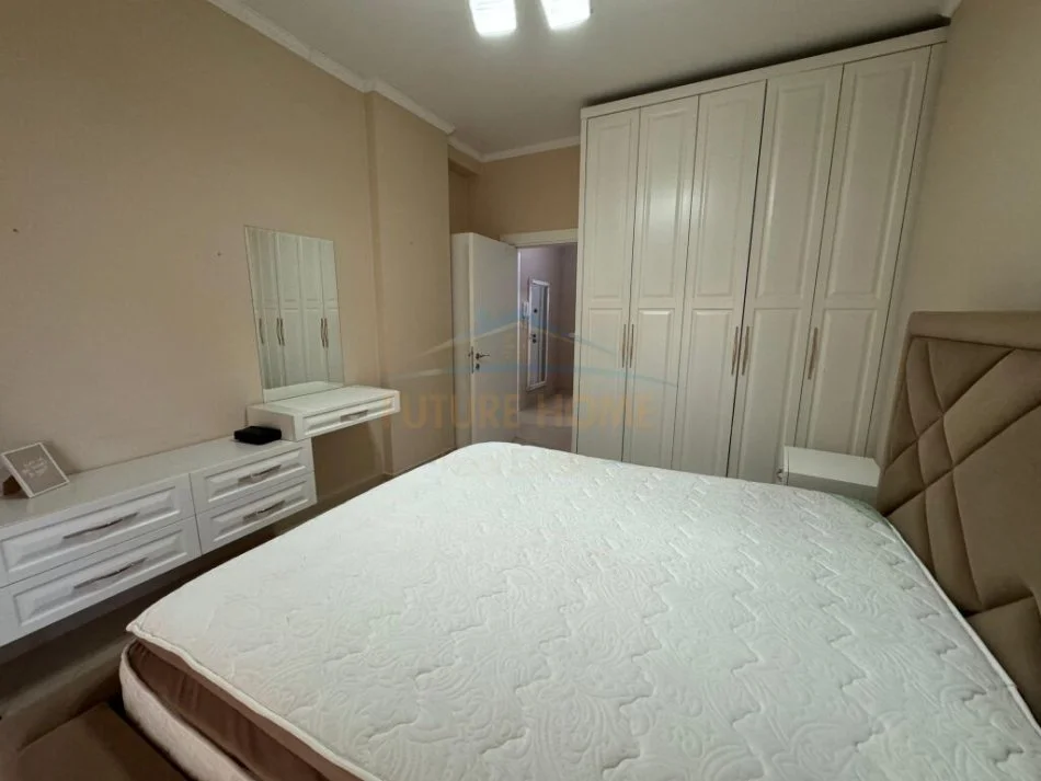 Tirane, jepet me qera apartament 1+1+Ballkon Kati 2, 80 m² 550 € (Komuna e Parisit)