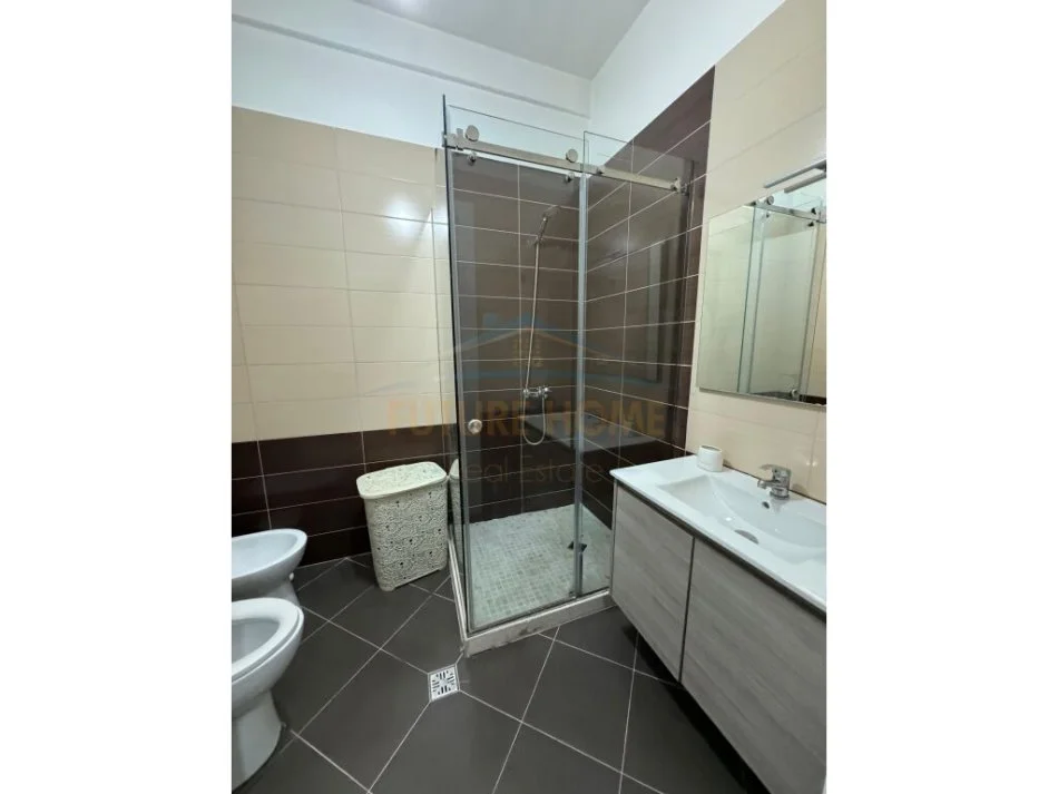 Tirane, jepet me qera apartament 1+1 Kati 2, 80 m² 550 € (KOMUNA E PARISIT)