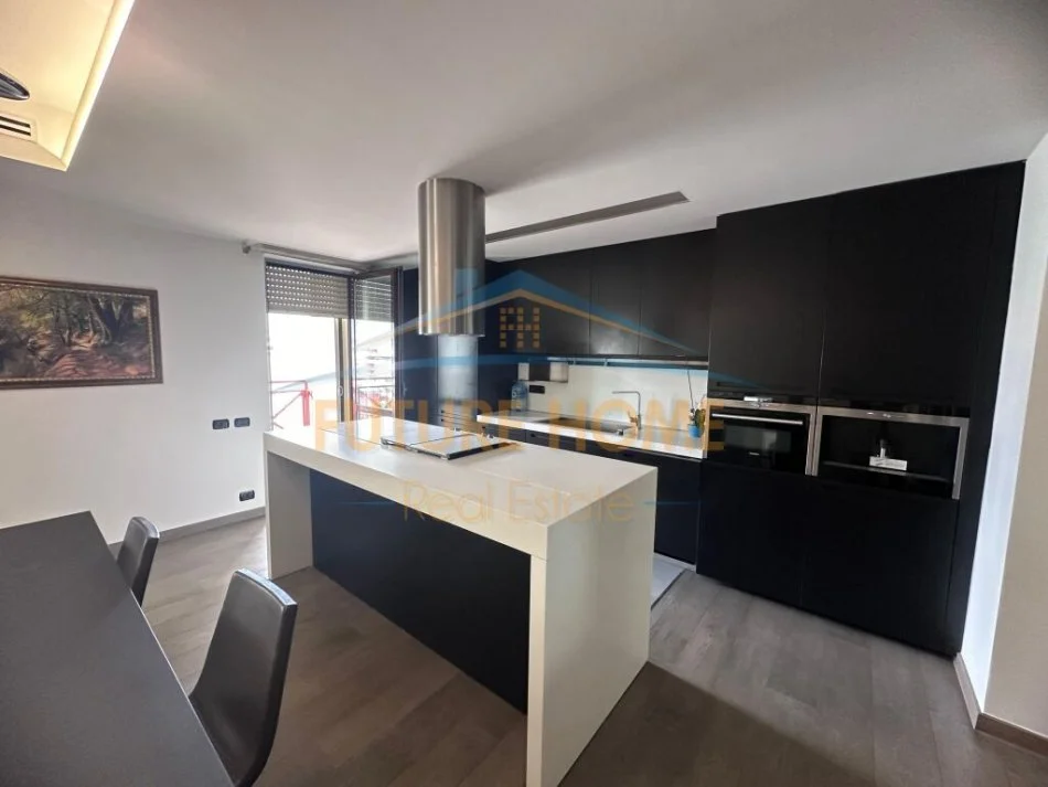 Tirane, jepet me qera apartament 2+1 Kati 11, 150 m² 2.000 € (QENDER)