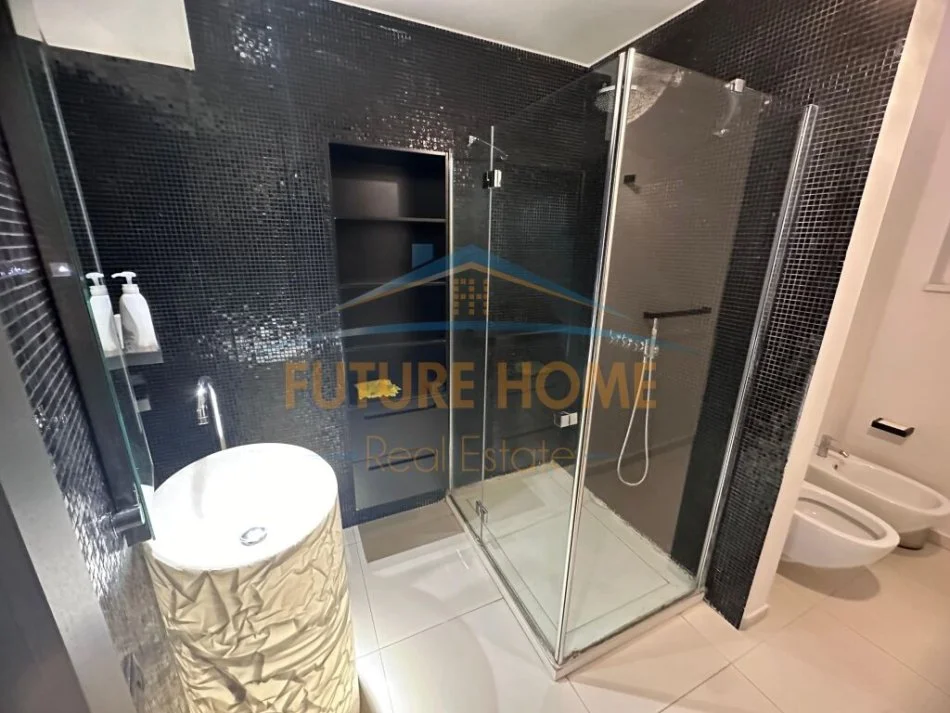 Tirane, jepet me qera apartament 2+1 Kati 11, 150 m² 2.000 € (QENDER)