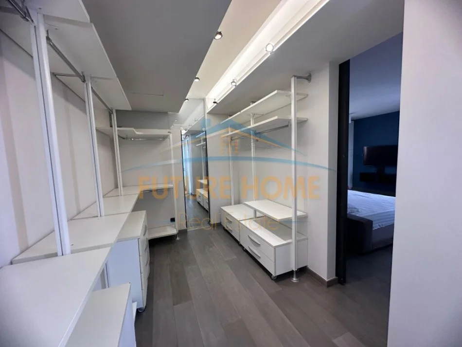 Tirane, jepet me qera apartament 2+1 Kati 11, 150 m² 2.000 € (QENDER)