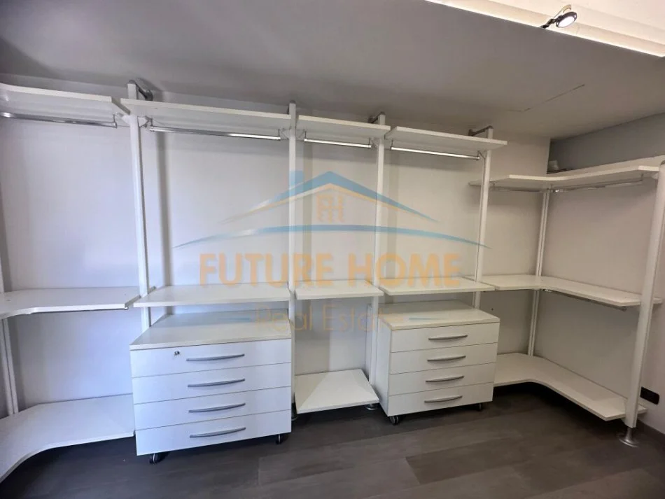 Tirane, jepet me qera apartament 2+1 Kati 11, 150 m² 2.000 € (QENDER)