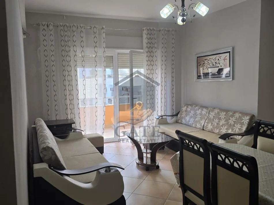 Durres, jepet me qera apartament 1+1 Kati 2, 60 m² 300 € (Shkembi i Kavajes)
