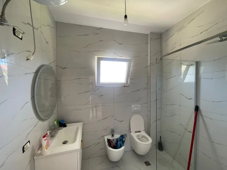 jap me qera shtepi private 5+3 -1 Katshe , 500 m²ne Valias  500 € per banim ose biznes