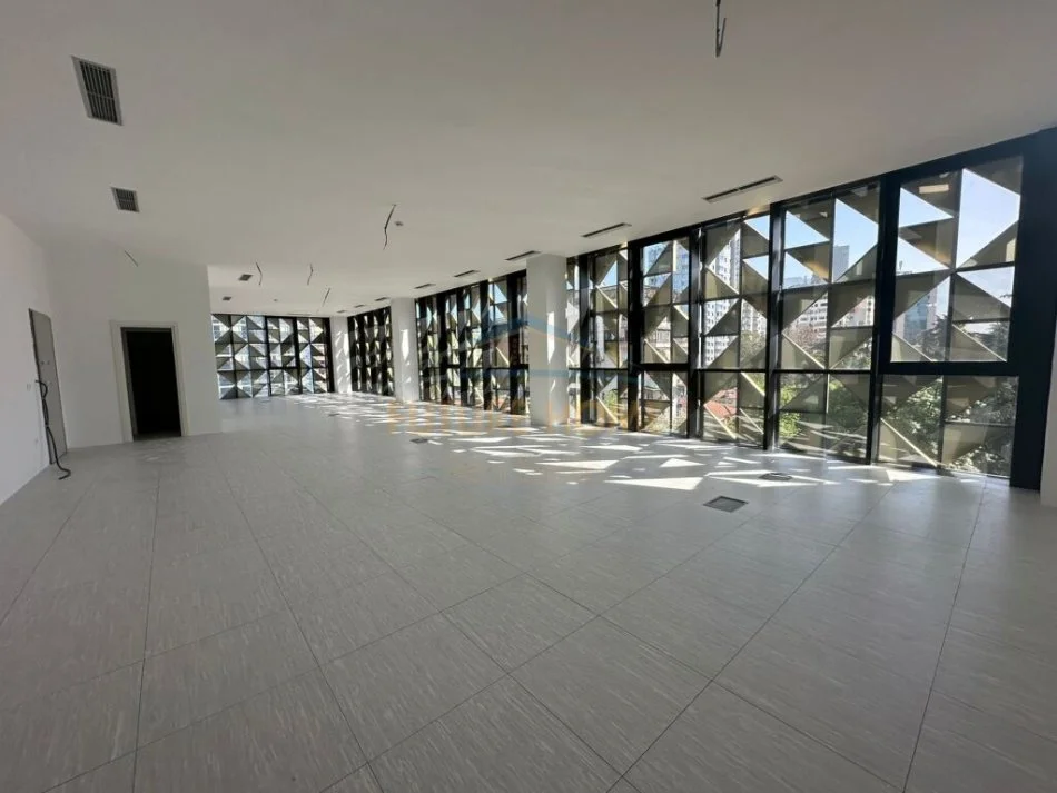 Shqiperi, jepet me qera ambjent biznesi Kati 0, 200 m² 4.000 € (Bllok)