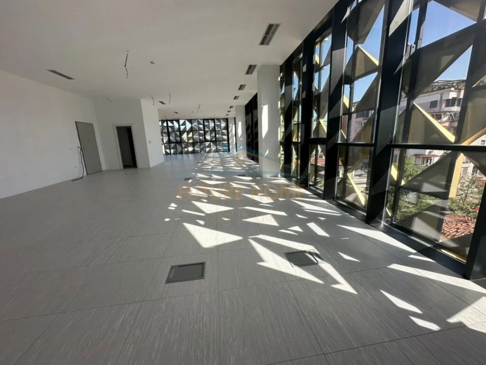 Shqiperi, jepet me qera ambjent biznesi Kati 0, 200 m² 4.000 € (Bllok)