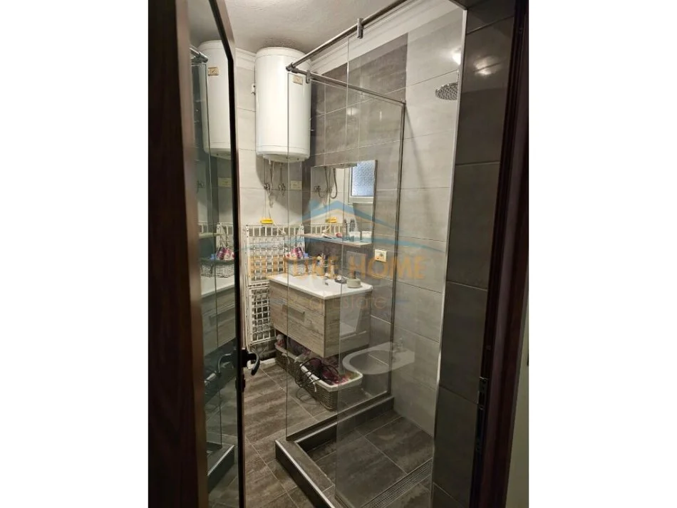 Tirane, jepet me qera apartament 1+1+Ballkon Kati 4, 65 m² 500 € (Zogu i Zi)