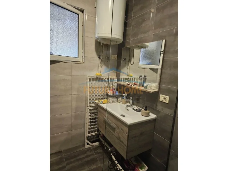 Tirane, jepet me qera apartament 1+1+Ballkon Kati 4, 65 m² 500 € (Zogu i Zi)