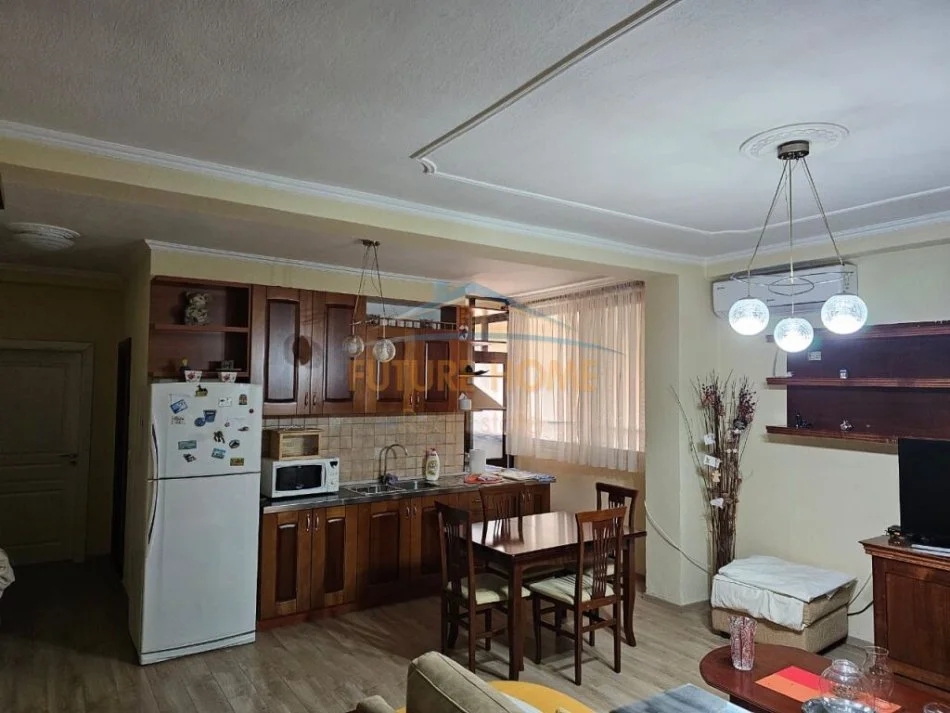 Tirane, jepet me qera apartament 1+1+Ballkon Kati 4, 65 m² 500 € (Zogu i Zi)