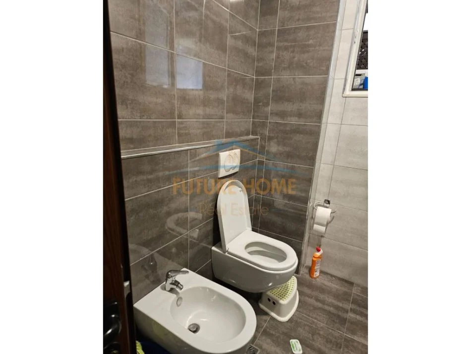 Tirane, jepet me qera apartament 1+1+Ballkon Kati 4, 65 m² 500 € (Zogu i Zi)