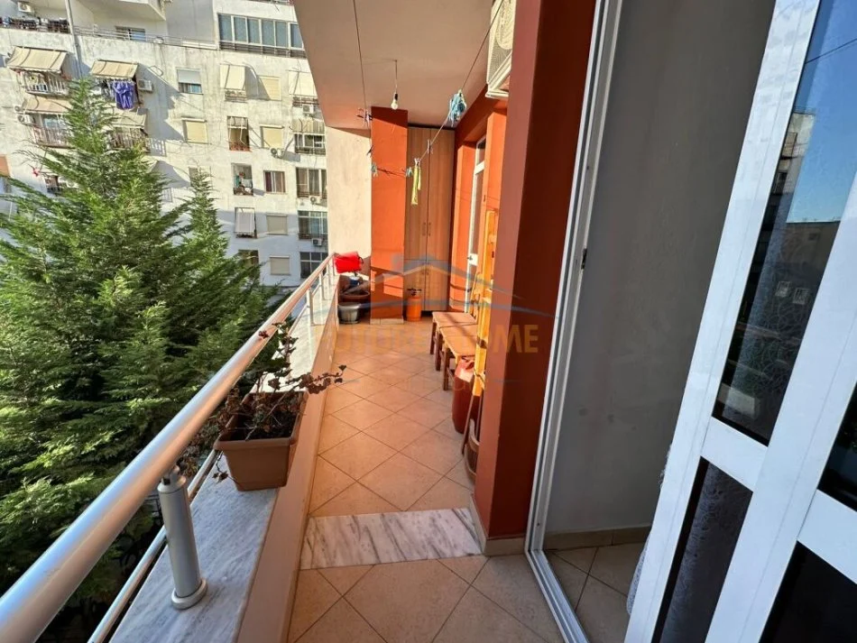 Tirane, jepet me qera apartament 1+1+Ballkon Kati 2, 400 € (Unaza e Re)