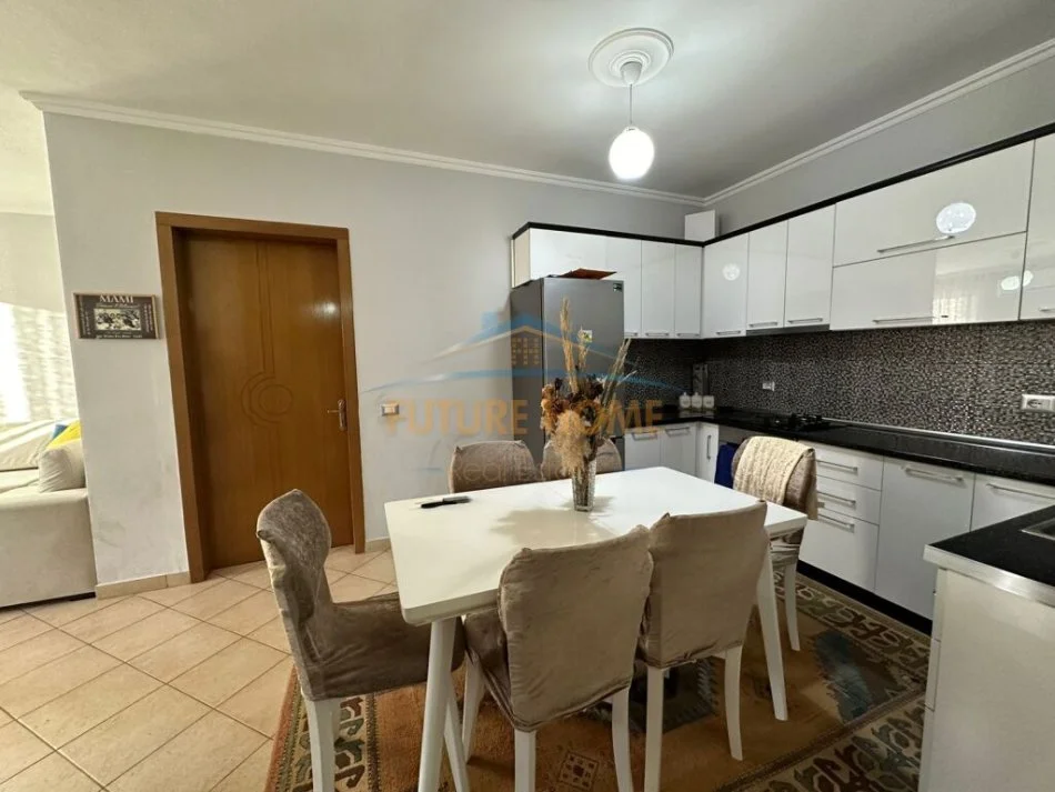 Tirane, jepet me qera apartament 1+1+Ballkon Kati 2, 400 € (Unaza e Re)
