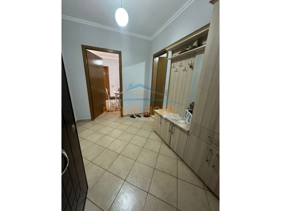 Tirane, jepet me qera apartament 2+1 Kati 2, 400 €