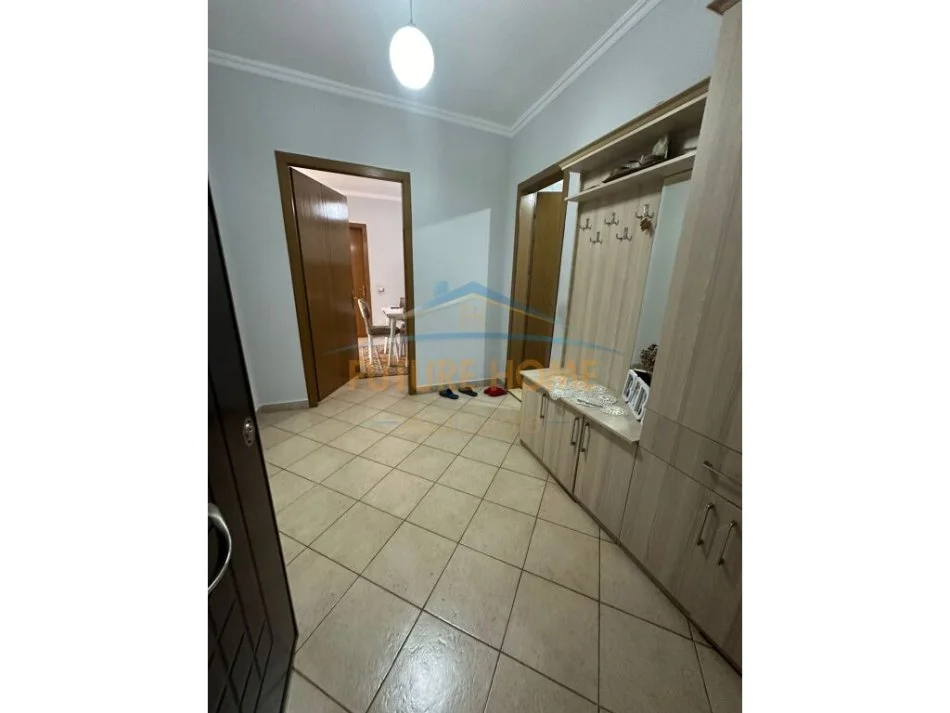 Tirane, jepet me qera apartament 1+1+Ballkon Kati 2, 400 € (Unaza e Re)
