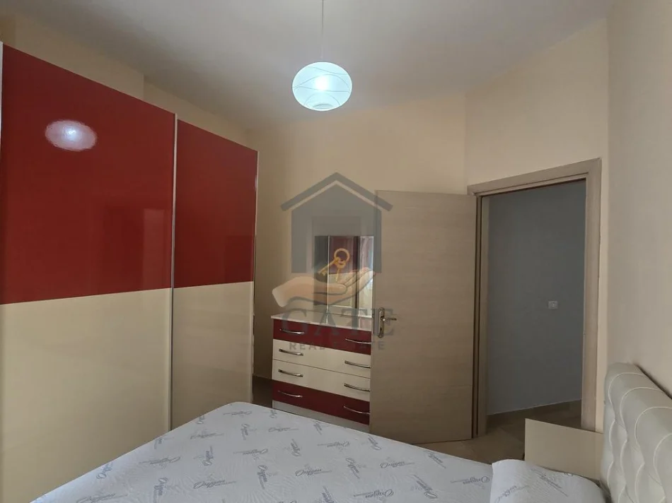 Durres, jepet me qera apartament 1+1 Kati 2, 60 m² 300 € (Shkembi i Kavajes)