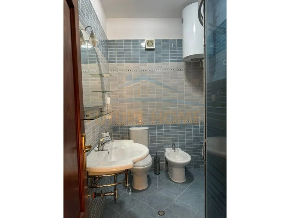 Tirane, jepet me qera apartament 3+1+Ballkon Kati 2, 124 m² 900 € (Tregu Elektrik)