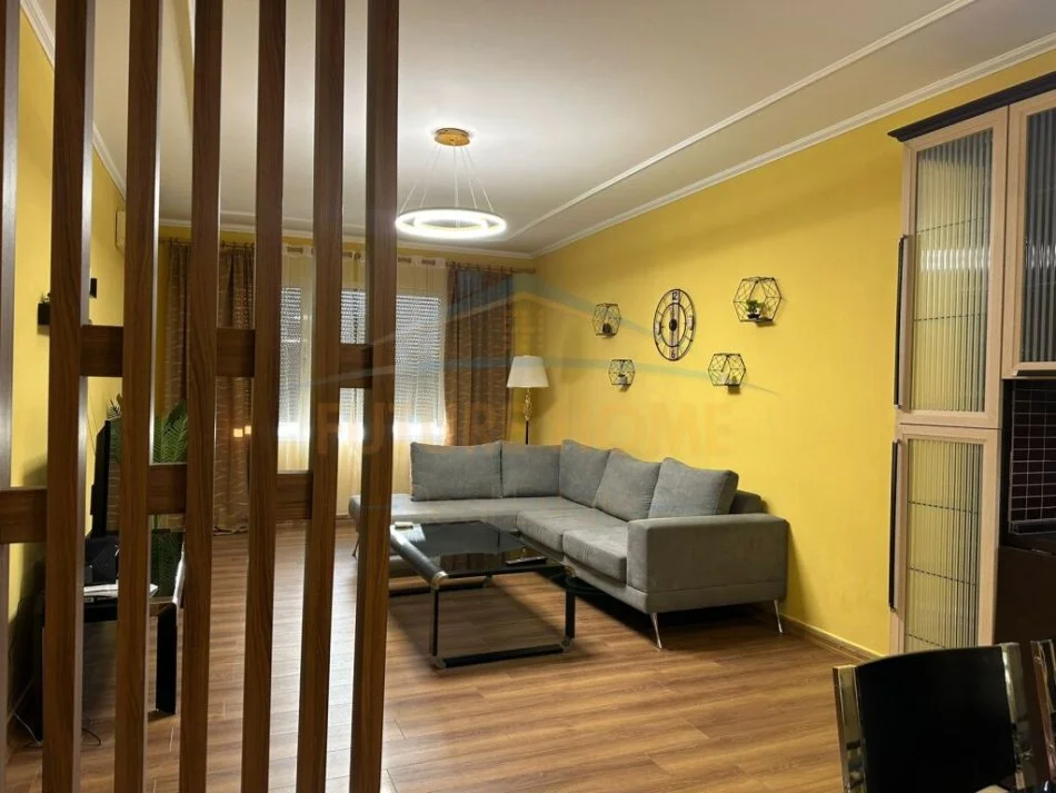 Tirane, jepet me qera apartament 3+1 Kati 2, 124 m² 800 € (TREGU ELEKTRIK)