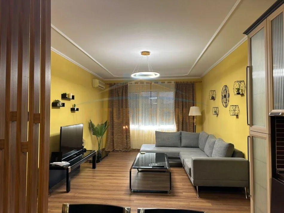 Tirane, jepet me qera apartament 3+1 Kati 2, 124 m² 800 € (TREGU ELEKTRIK)