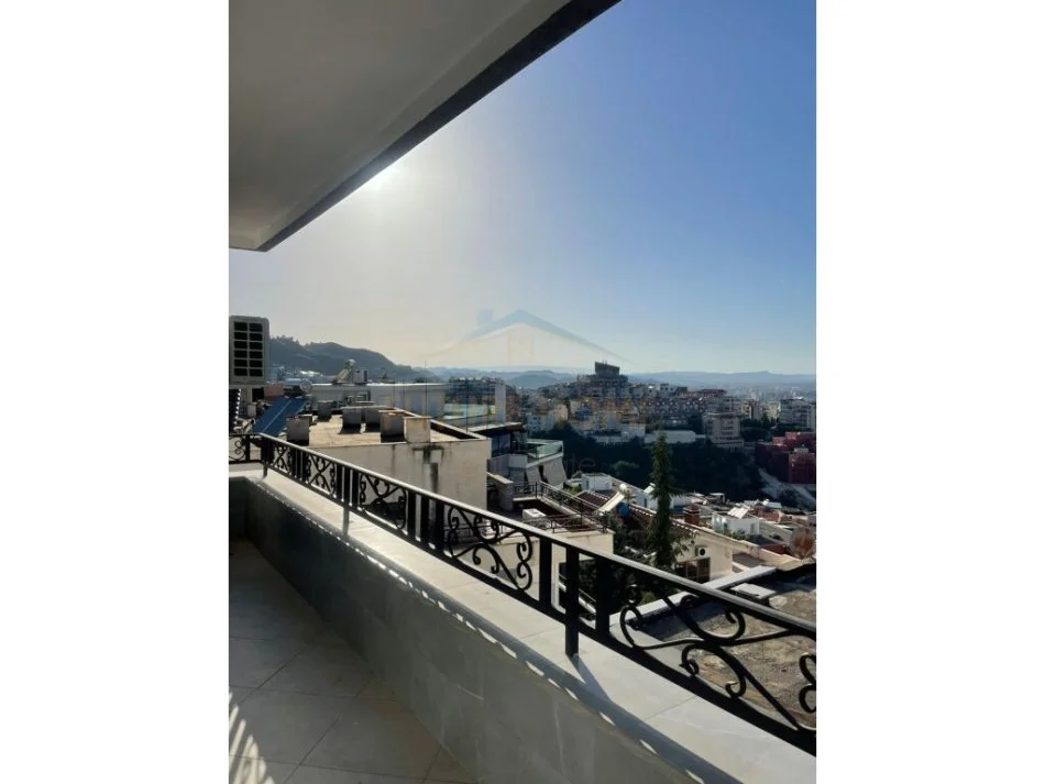 Tirane, jepet me qera apartament 2+1+Ballkon+Post Parkimi,  Kati 2, 135 m² 900 € (Kopshti Botanik)