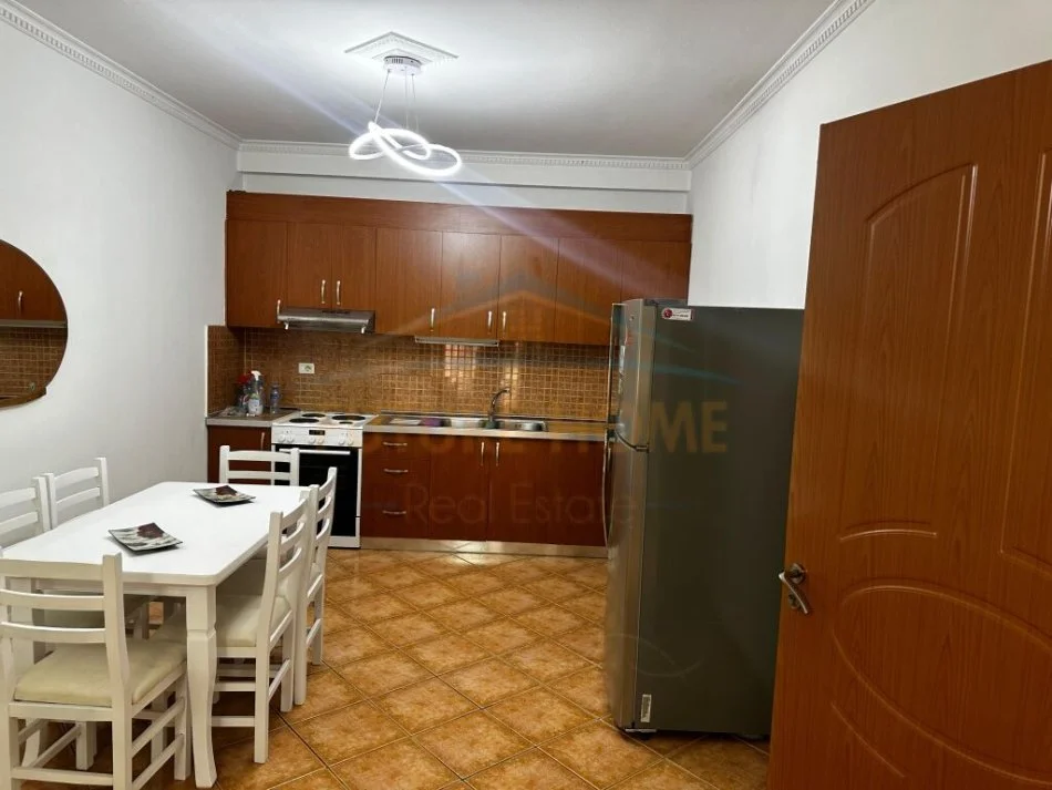 Tirane, jepet me qera 2+1+Ballkon Kati 2, 500 € (Fresk)