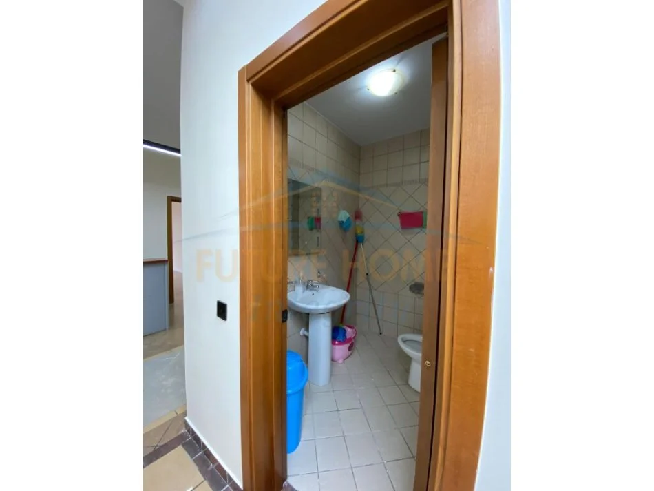 Tirane, jepet me qera ambjent biznesi Kati 2, 200 m² 3.500 € (Rruga e Ismail Qemali, RTSH)