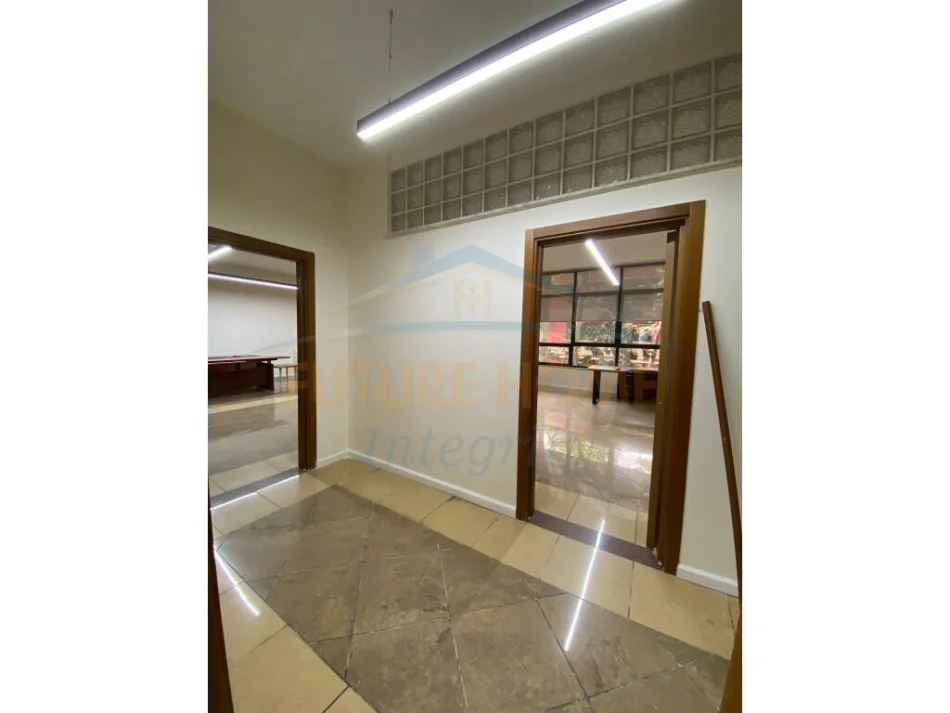 Tirane, jepet me qera ambjent biznesi Kati 2, 200 m² 3.500 € (Rruga e Ismail Qemali, RTSH)
