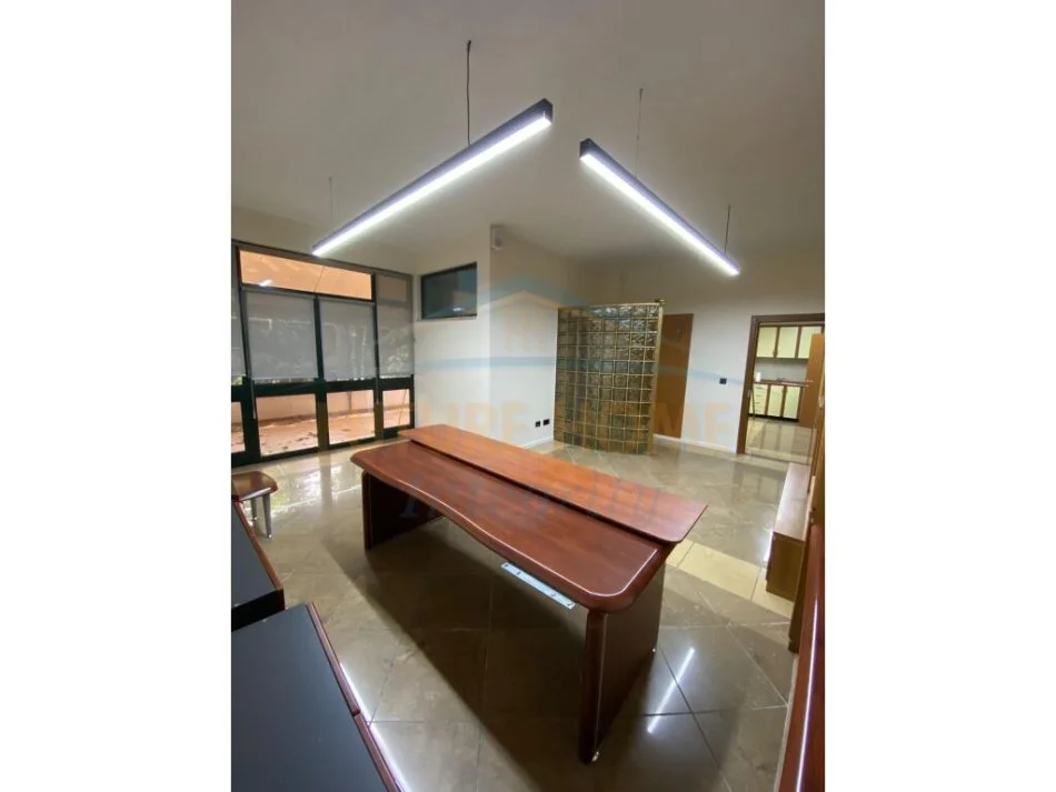 Tirane, jepet me qera ambjent biznesi Kati 2, 200 m² 3.500 € (Rruga e Ismail Qemali, RTSH)