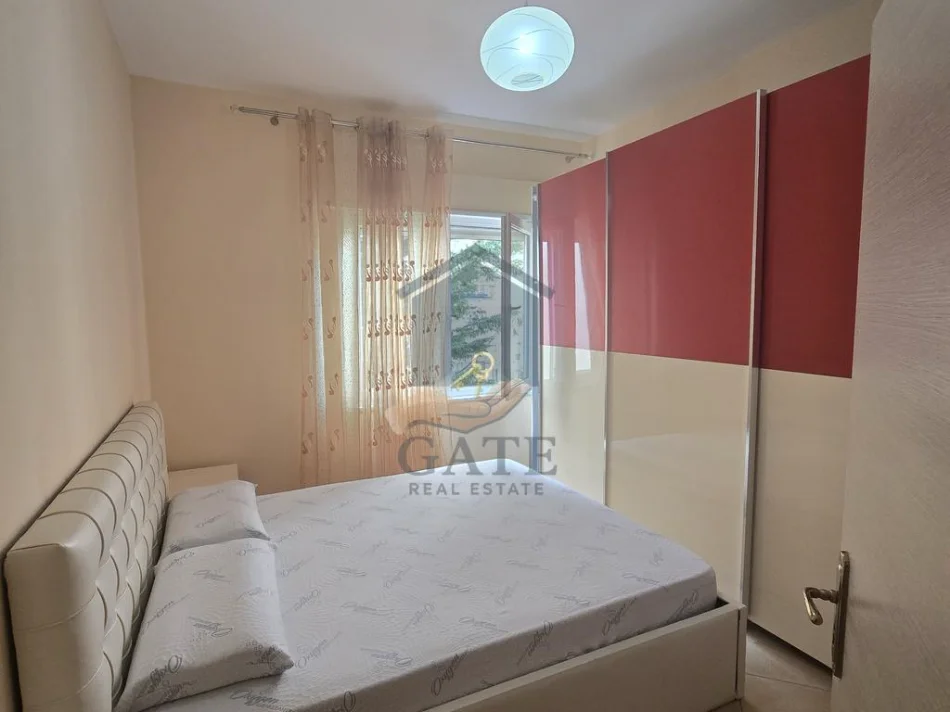 Durres, jepet me qera apartament 1+1 Kati 2, 60 m² 300 € (Shkembi i Kavajes)