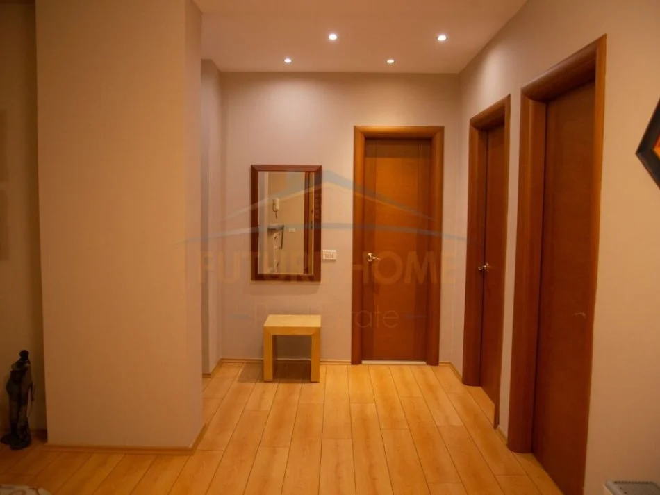 Tirane, jepet me qera apartament 3+1+Ballkon Kati 7, 140 m² 900 € (Myslym Shyri)