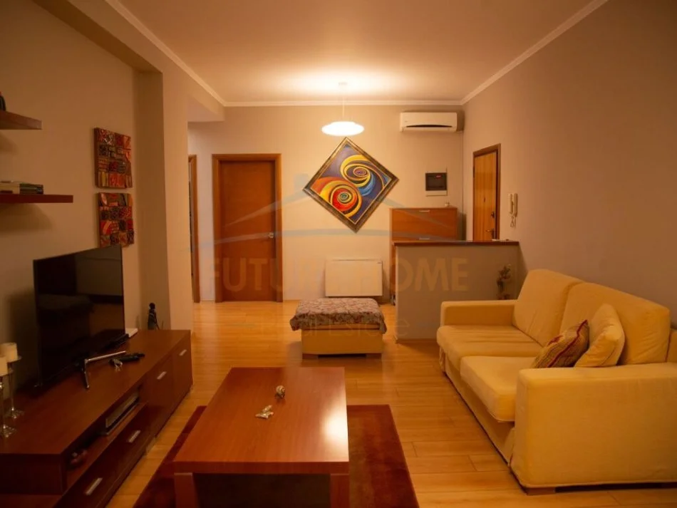 Tirane, jepet me qera apartament 3+1+Ballkon Kati 7, 140 m² 900 € (Myslym Shyri)
