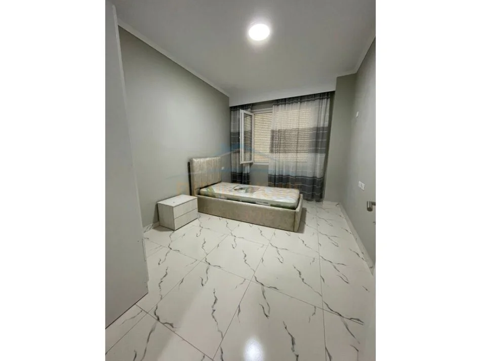 Tirane, jepet me qera apartament 2+1 Kati 1, 104 m² 400 € (Fresku)