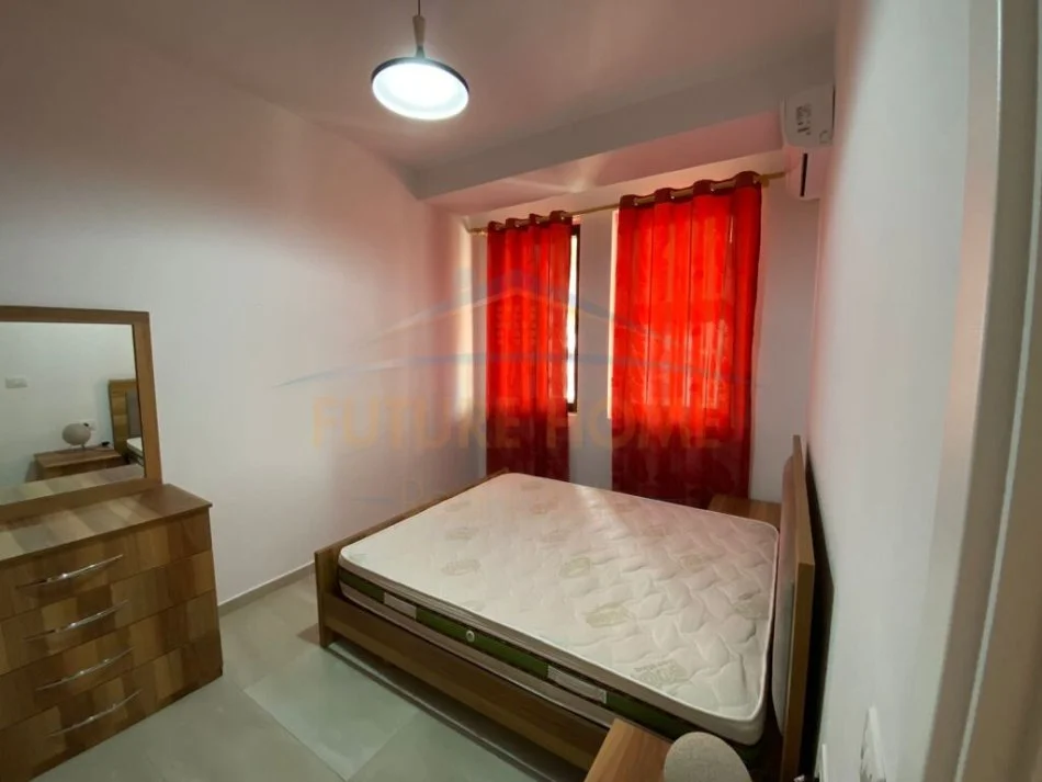 Tirane, jepet me qera apartament 1+1 , 55 m² 600 € (RRUGA E BARRIKADAVE)