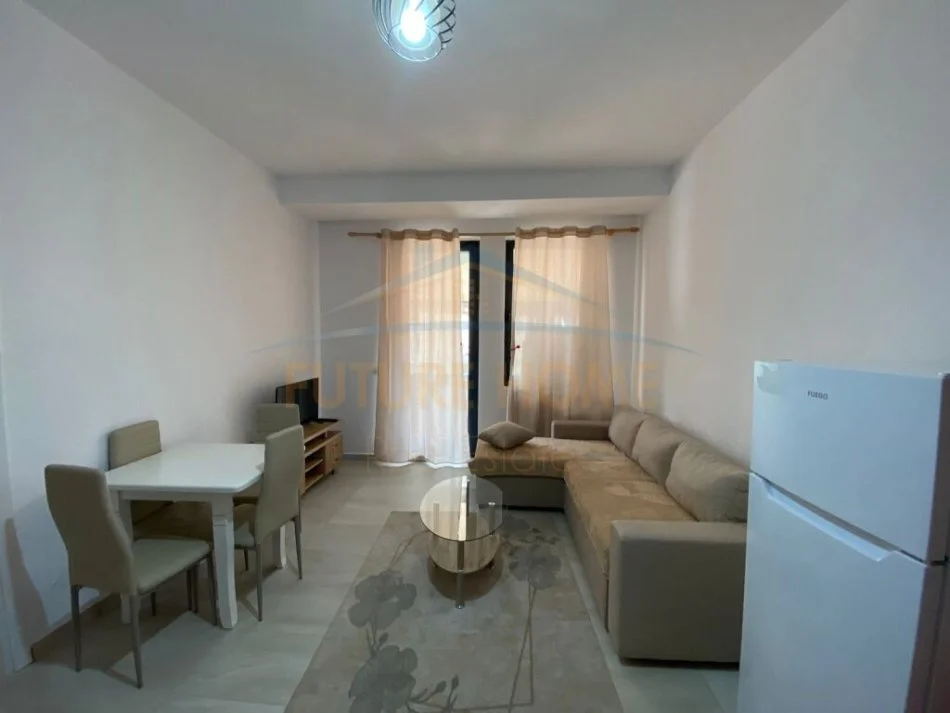 Tirane, jepet me qera apartament 1+1 , 55 m² 600 € (Rruga Barrikadave)