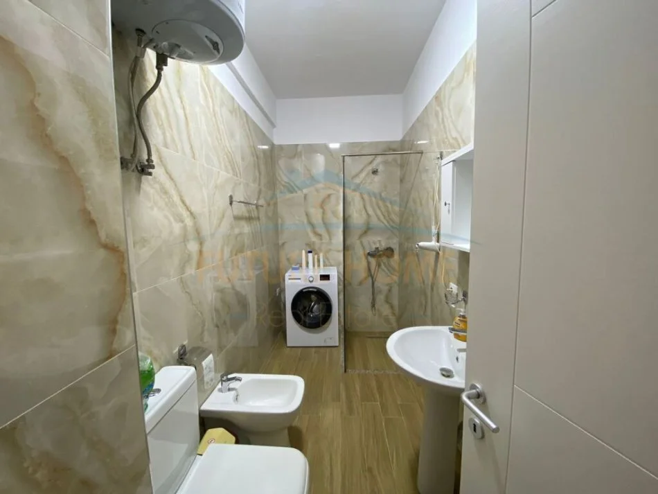 Tirane, jepet me qera apartament 1+1 , 55 m² 600 € (Rruga Barrikadave)