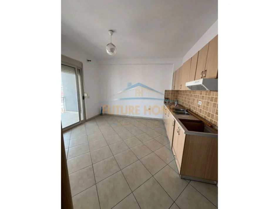 Tirane, jepet me qera 2+1+Ballkon , 