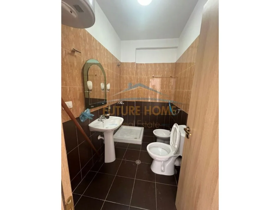 Tirane, jepet me qera 2+1+Ballkon , 