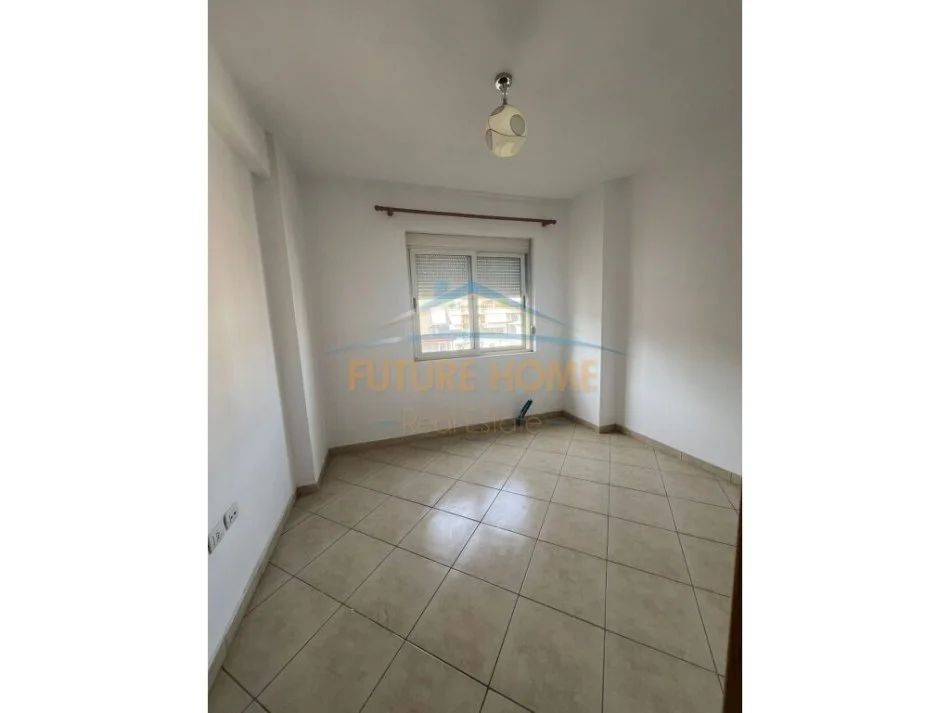 Tirane, jepet me qera 2+1+Ballkon , 