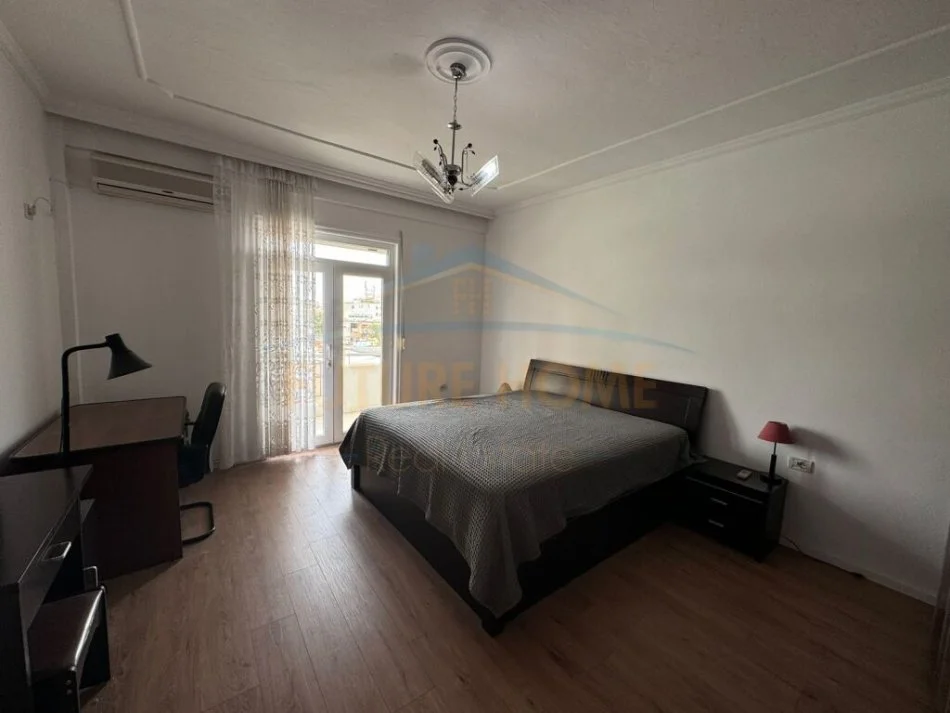 Tirane, jepet me qera apartament 2+1+Ballkon Kati 4, 160 m² 650 € (Rruga e Elbasanit)