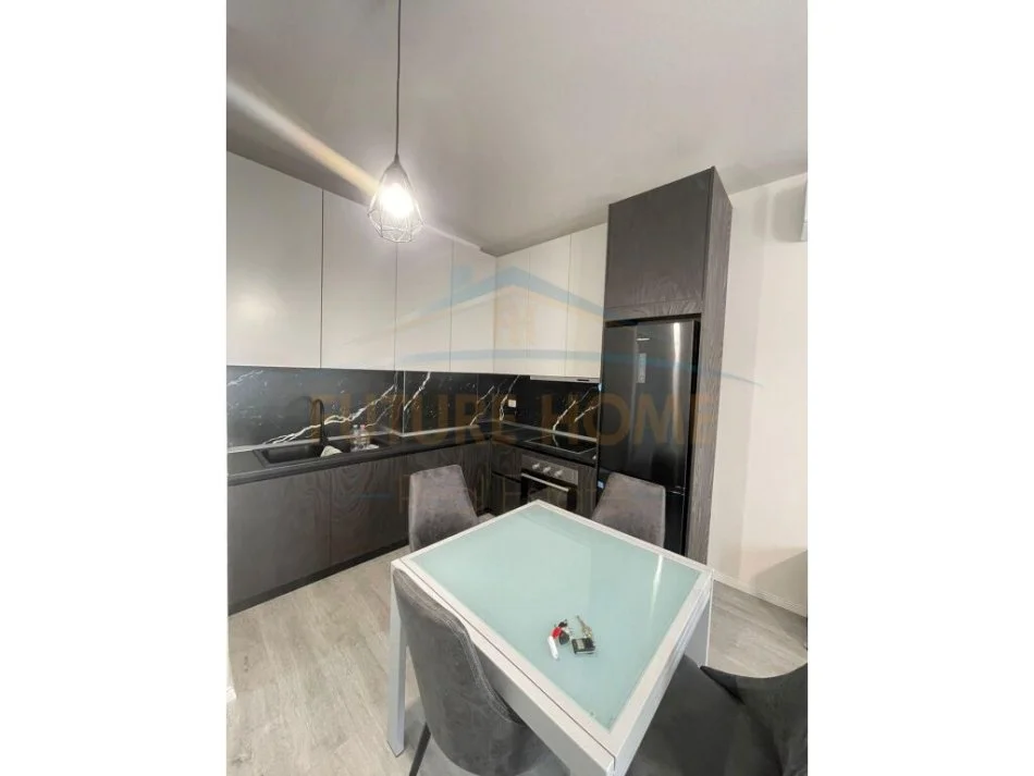 Tirane, jepet me qera apartament 1+1+Ballkon , 550 € (Jordan Misja)