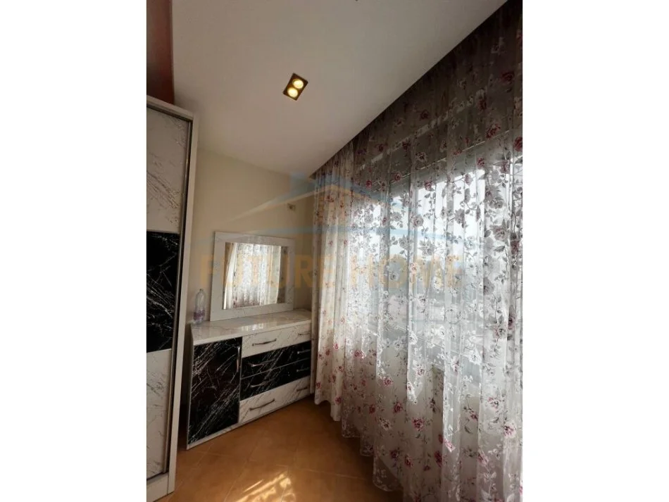 Tirane, jepet me qera apartament 2+1+Ballkon Kati 4, 107 m² 450 € (Rruga e Teleferikut ngjitut me Fiziken Berthamore)