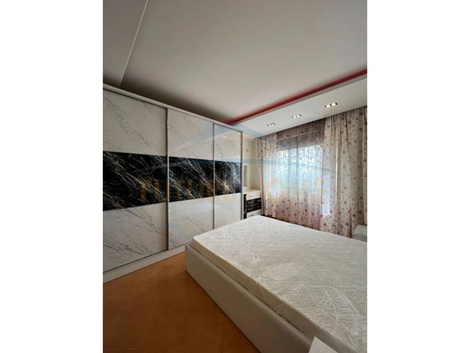 Tirane, jepet me qera apartament 2+1+Ballkon Kati 4, 107 m² 450 € (Fresku)