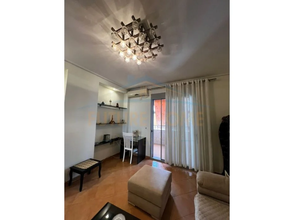 Tirane, jepet me qera apartament 2+1+Ballkon Kati 4, 107 m² 450 € (Fresku)