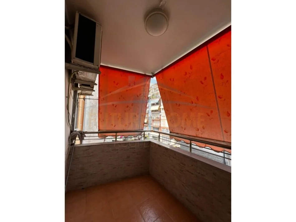 Tirane, jepet me qera apartament 2+1+Ballkon Kati 4, 107 m² 450 € (Rruga e Teleferikut ngjitut me Fiziken Berthamore)