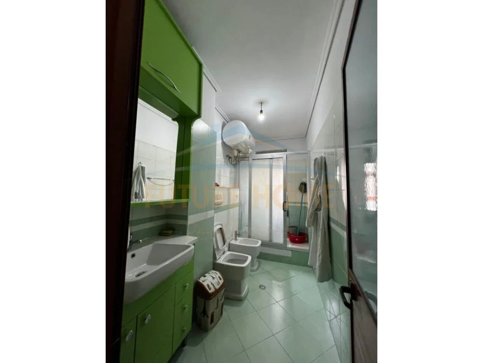 Tirane, jepet me qera apartament 2+1+Ballkon Kati 4, 107 m² 450 € (Fresku)